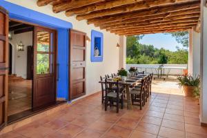 een grote eetkamer met een tafel en stoelen bij San Miguel Park in Sant Miquel de Balansat