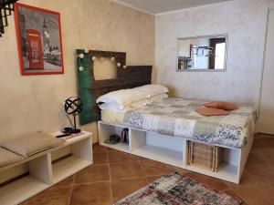 una camera con letto, tavolo e specchio di B&B Valle Cicala a Pescasseroli