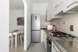 una cucina con frigorifero bianco e tavolo di A Casa di Giorgia by Wonderful Italy a Bologna