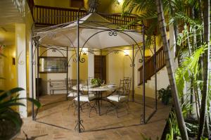 Antigua Yacht Club Marina Resort في إنغليش هاربور تاون: غرفة طعام مع طاولة وكراسي تحت خيمة