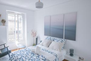 biała sypialnia z łóżkiem i oknem w obiekcie Paris Bercy - Charming Apartment 2 rooms w Paryżu
