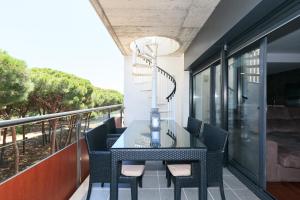 een eettafel op het balkon van een huis bij UHC SOL CAMBRILS PARK in Cambrils +37 foto's