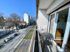 balcón con mesa y vistas a la calle en Proche tram A: 3 personnes, balcon, wifi gratuit, en Grenoble