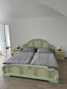 Bett in einem Zimmer mit zwei Kissen darauf in der Unterkunft Zum Rosental in Rötha