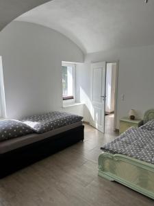 1 dormitorio con 2 camas y escalera en Zum Rosental, en Rötha