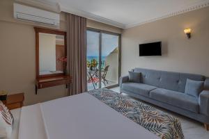 TV/trung tâm giải trí tại Rosy Suites Hotel