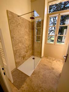 baño con ducha y puerta de cristal en Chambres d'hôtes de charme avec piscine - Le Clos Boissiere, en Valence-sur-Baïse