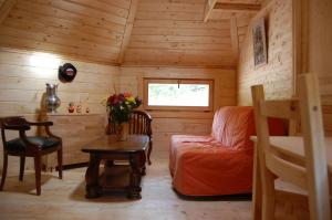 Zimmer mit einem Bett und einem Tisch in einer Hütte in der Unterkunft Domaine Du Bas De Chene in Saint-Sernin-du-Bois