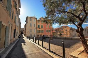 a street in a city with buildings and a tree at Studio cosy au cœur Panier in Marseille