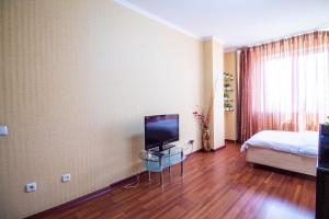 um quarto com uma cama e uma televisão numa mesa em AB Apart Business 1b50 em Astana