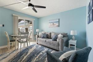 uma sala de estar com um sofá e uma mesa em Harbor Light Family Resort em North Wildwood
