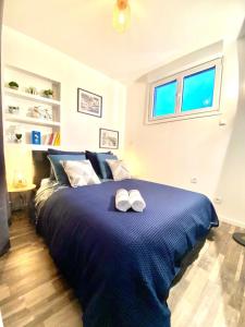 - une chambre avec un lit et 2 serviettes blanches dans l'établissement Gîte cosy entre Bordeaux et Lacanau, à Sainte-Hélène