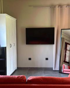 Una sala de estar con un sofá y un televisor de pantalla plana. en Kuća Aurora, en Rovinj 20 fotos más