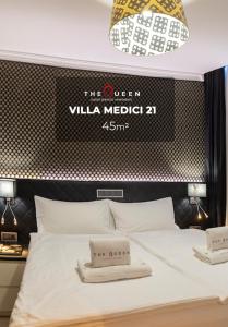 The Queen Luxury Apartments - Villa Medici في لوكسمبورغ: غرفة نوم مع سرير أبيض مع اللوح الأمامي الأسود