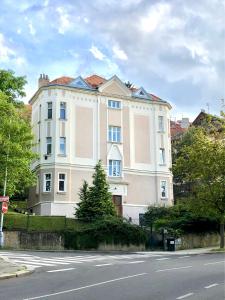 un gran edificio blanco al lado de una calle en Central-Modern-Apartment, en Praga