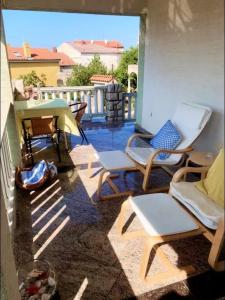 Un patio con sillas y una mesa en el balcón. en SanMari, en Novi Vinodolski