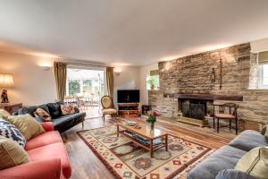 ein Wohnzimmer mit Couch und Kamin in der Unterkunft Meadow Cottage in Bicester