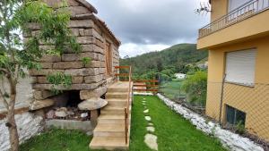 Nespecifikovaný výhled na hory nebo výhled na hory při pohledu z prázdninového domu