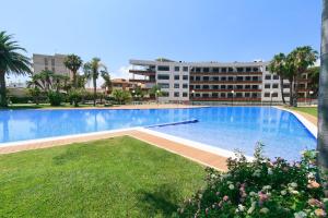 a large swimming pool in front of a building at UHC SOL CAMBRILS PARK in Cambrils