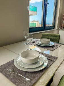 una mesa con platos y copas de vino. en Alanya City Tower sea&mountain view, en Alanya