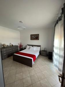 1 dormitorio con 1 cama grande con manta roja en Hotel Gjoci, en Shëngjin