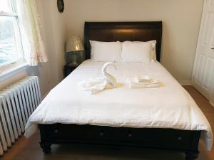 um quarto com uma cama com duas toalhas em Cozy Private Rm Heart of North York Free Parking Full Kitchen Close to Downtown em Toronto