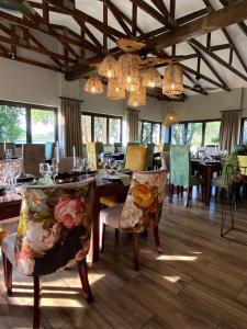 Un restaurante u otro lugar para comer en Nut Grove Boutique Hotel