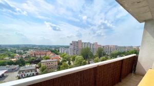 balkon z widokiem na miasto w obiekcie Parkcity Chorzów w mieście Chorzów