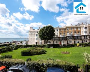 un grande edificio con un parco di fronte ad esso di Seaside Apartment By Bluehouse Short Lets Brighton With Stunning Views Leisure Family a Brighton & Hove