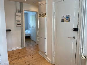 eine Küche mit einem Kühlschrank und einen Flur mit einem Zimmer in der Unterkunft Frederiksberg Apartments 438 in Kopenhagen