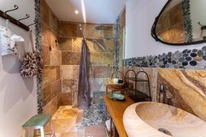 ein Badezimmer mit einer großen Badewanne und einem Waschbecken in der Unterkunft Villa La Mireio in Malaucène