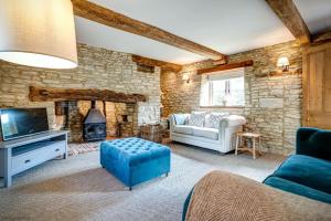 a living room with a couch and a fireplace at Hutts Bothy in Oxford