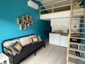 ein Schlafzimmer mit einem Etagenbett und eine Küche in der Unterkunft Villa au calme avec piscine, grand jardin et studio indépendant in Andernos-les-Bains