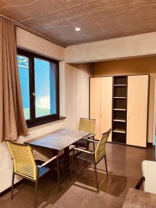 a dining room with a table and chairs at Zweirad Hotel Lenne in Schwerin