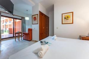 Postel nebo postele na pokoji v ubytování CT 240 - Beachfront Apartment -Don Juan Manilva