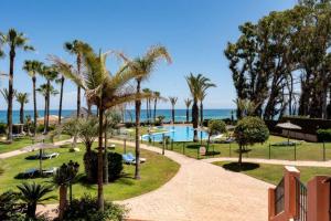 Bazén v ubytování CT 240 - Beachfront Apartment -Don Juan Manilva nebo v jeho okolí + 18 fotografií