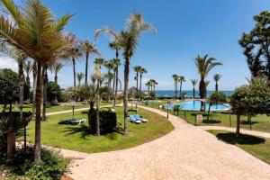 Bazén v ubytování CT 240 - Beachfront Apartment -Don Juan Manilva nebo v jeho okolí