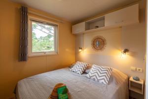 Ένα ή περισσότερα κρεβάτια σε δωμάτιο στο L Arbousier, mobil-home vue dégagée sur la mer