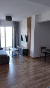 Apartamenty 77 في تشينستوخوفا: غرفة معيشة مع أريكة وطاولة