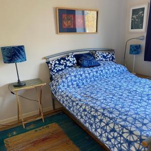 sypialnia z łóżkiem i lampką na stole w obiekcie Shaptor Studio w mieście Bovey Tracey