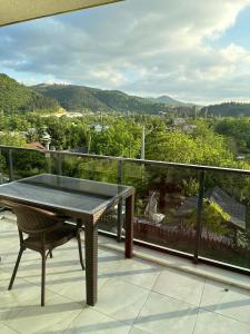 a table and a chair on a balcony at بورصة شقة مريحة Bursa Nilufer مَنْظَرٌ جَمِيلٌ in Nilüfer