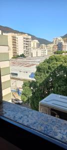 einen Blick aus dem Fenster einer Stadt mit Gebäuden in der Unterkunft Hosts in Rio Homestay in Rio de Janeiro