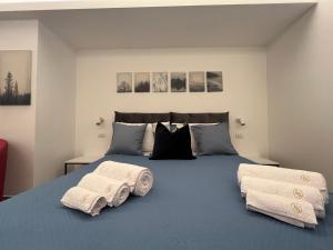 um quarto com uma cama grande e toalhas em La Casba em Paola