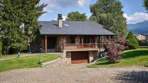 una casa de troncos con porche y balcón en Idílico chalet en Bellver de Cerdanya, en Bellver de Cerdanya 