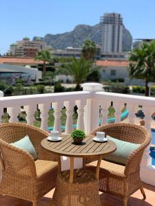stół i krzesła na balkonie z widokiem w obiekcie Casa los Pinos Calpe Playa w mieście Calpe