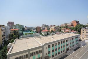 eine Aussicht auf ein Gebäude in einer Stadt in der Unterkunft Miku Apartment -Outstanding Apartment at Taiwan in Tirana