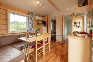 Kuchyň nebo kuchyňský kout v ubytování Le Photinia, mobil-home climatisé avec vue mer situé au cœur du domaine + 10 fotografií