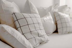 grupa białych poduszek na łóżku w obiekcie Ten Suns 5 w Lixoúrion