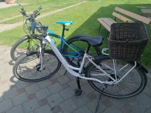2 biciclette sono parcheggiate accanto a una panchina di Kuća za odmor Slamek a Sveti Martin na Muri