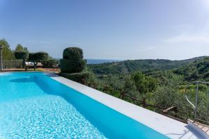 una piscina en una villa con vistas en Locanda Le Tre Sorelle, en Casal Velino